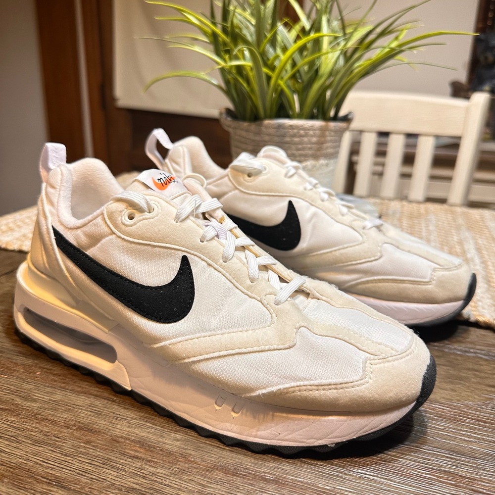Nike Women's White and Black Air Max-Style Sneakers
